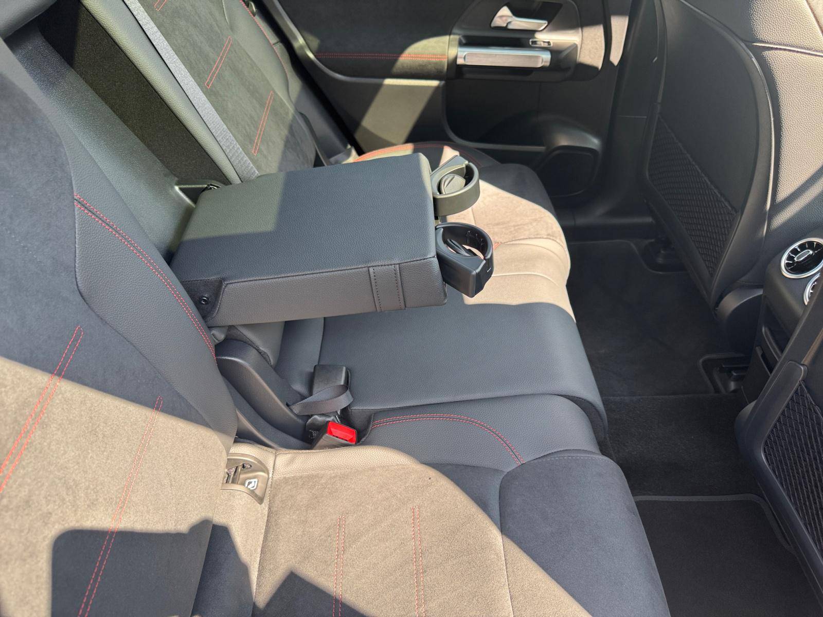 Image Mercedes-Benz EQB 350 4MATIC AMG Line  EQB 350 4MATIC AMG Line 350 4MATIC AMG Line