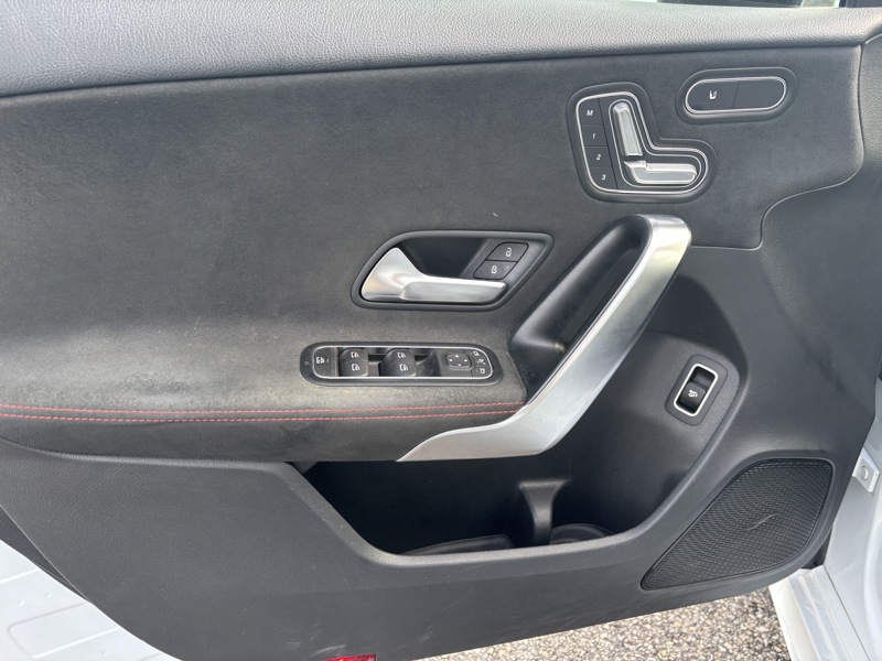 Image Mercedes-Benz CLASSE A 180 d Berline AMG Line   180 d Berline AMG Line