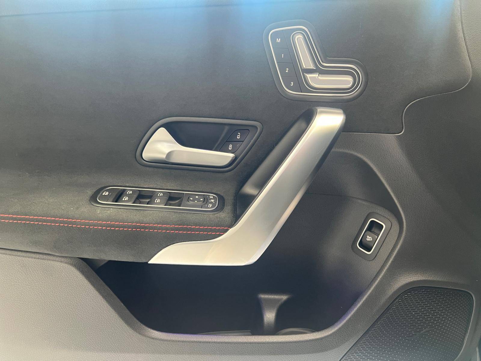 Image Mercedes-Benz CLASSE A 200 d Berline AMG Line  Classe A 200 d Berline AMG Line 200 d Berline AMG Line